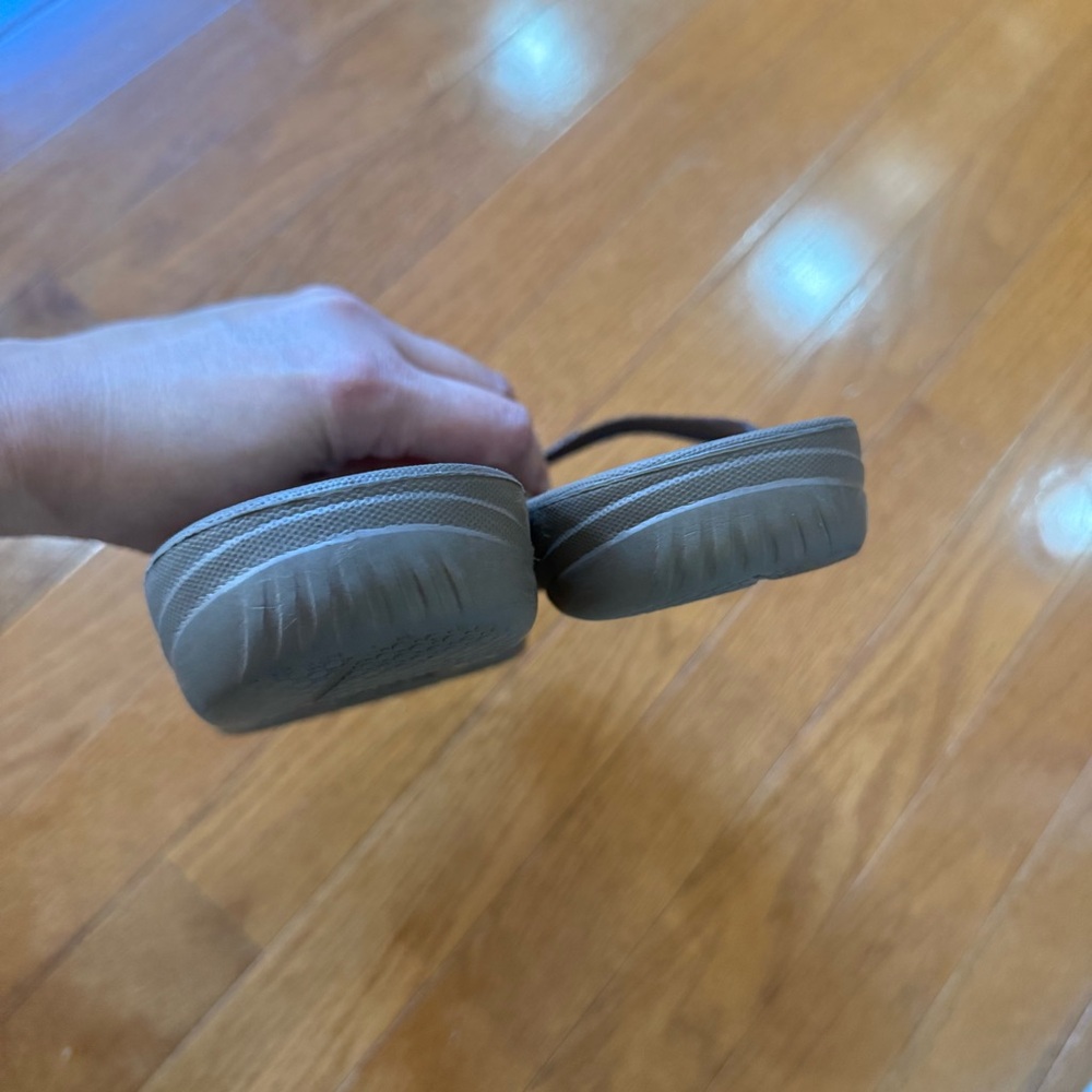 FitFlop Gray Black Thong Sandals - Picture 6 of 8